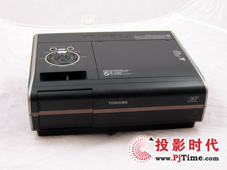 东芝的TDP-EW25投影机