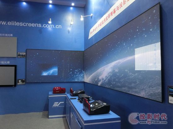 现场展示的Star Bright ST 超短焦抗环境光幕与DS800投影数字标牌应用